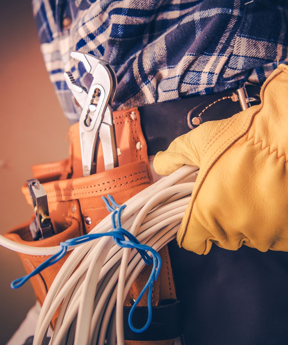Elektriker mit einem Kabel in der Hand
