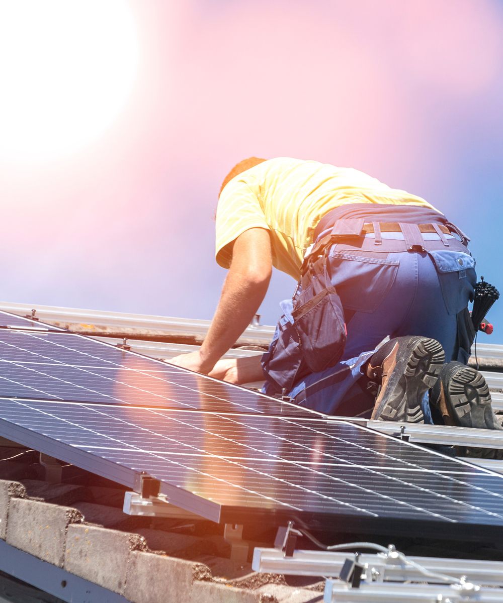 Elektriker montiert eine PV-Anlage