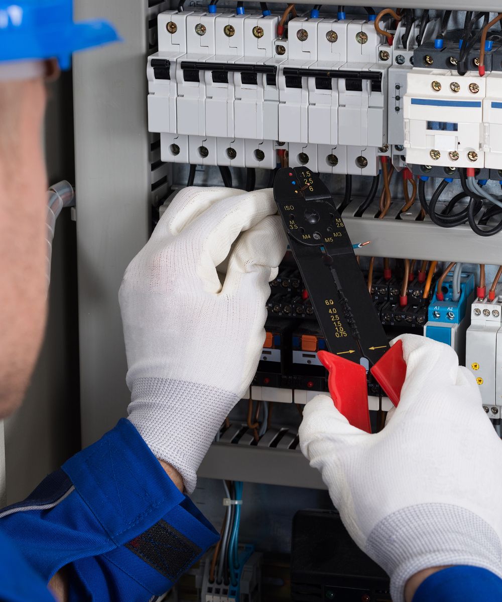 Elektriker arbeitet an einem Schaltschrank