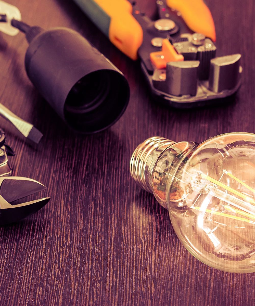 Diverse Leuchtmittel auf einem hölzernen Untergrund